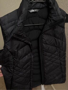 Woman’s The North Face Puffer Black Camo Vest 550 Down